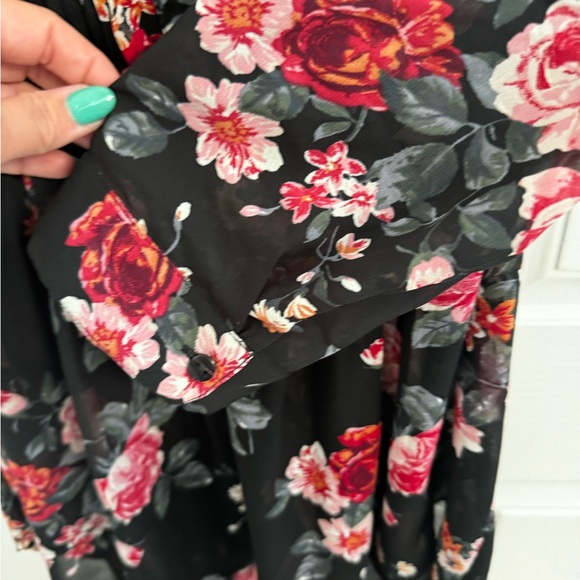 American Rag Cie black floral split neck top - Picture 8 of 8